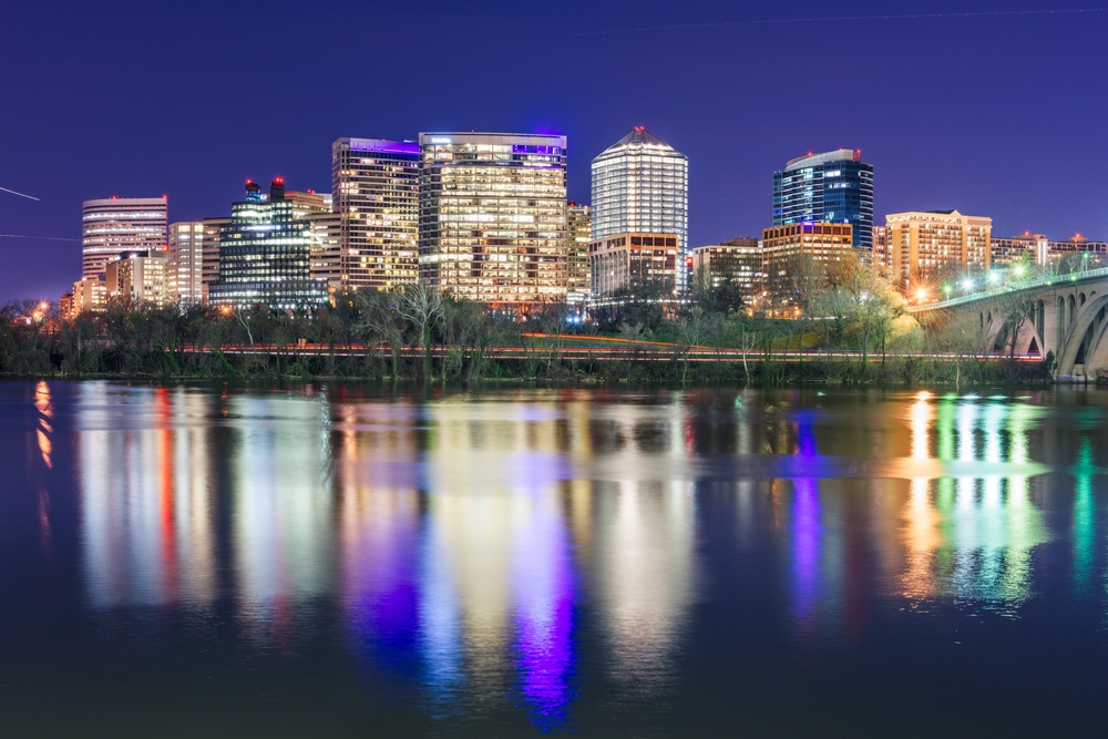 Lo skyline di Rosslyn sul fiume Potomac di sera