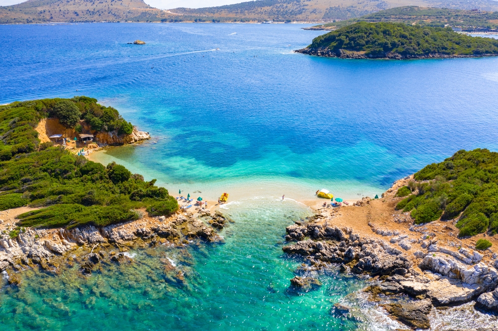La spiaggia Bora Bora a Ksamil con gli isolotti in mare