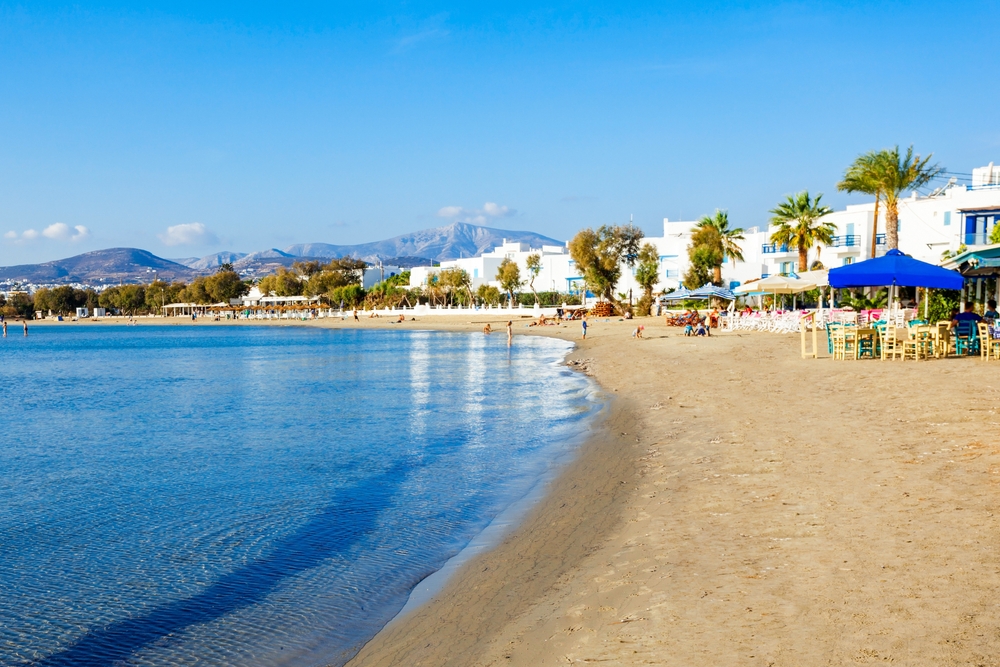 La spiaggia cittadina di Agios Georgios a Naxos