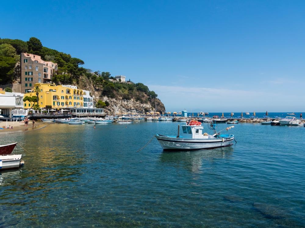 La spiaggia e il porto lungo Corso Angelo Rizzoli a Lacco Ameno