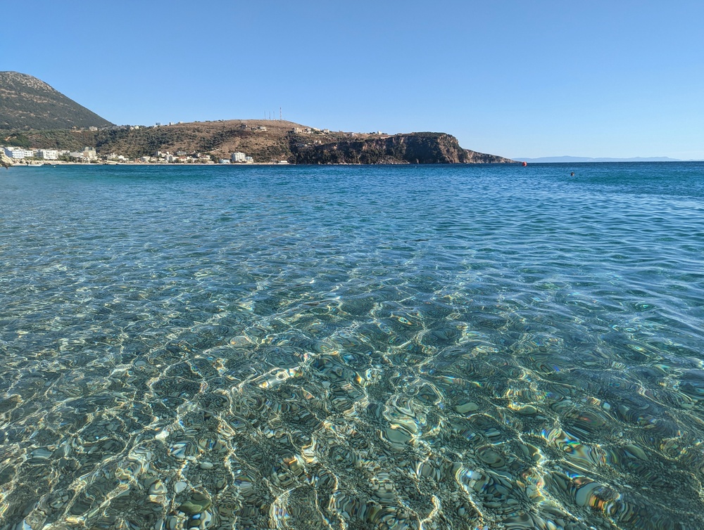 La spiaggia del paese di Himara sulla Riviera albanese
