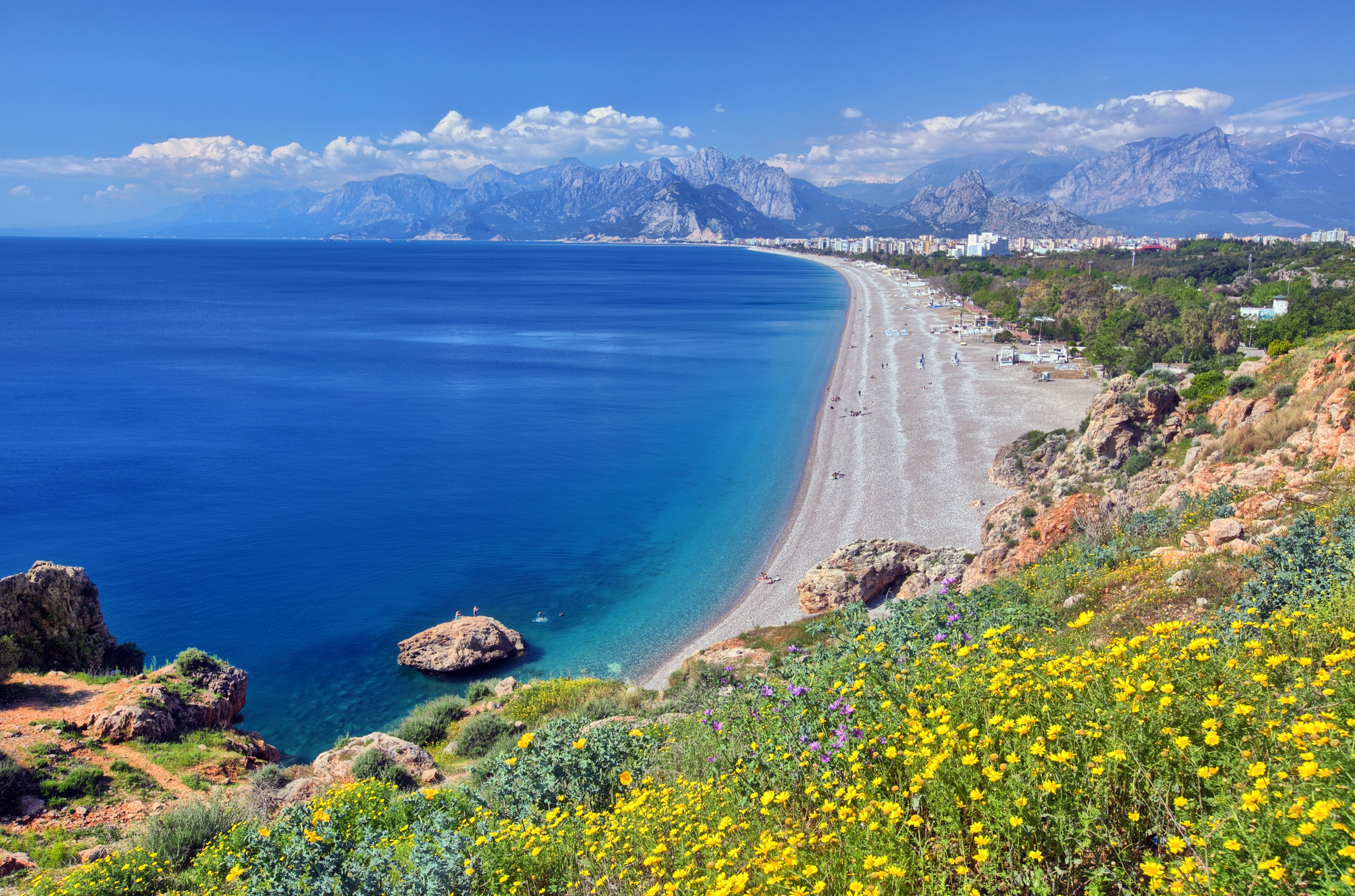La spiaggia di Konyaaltı ad Antalya sul Mediterraneo