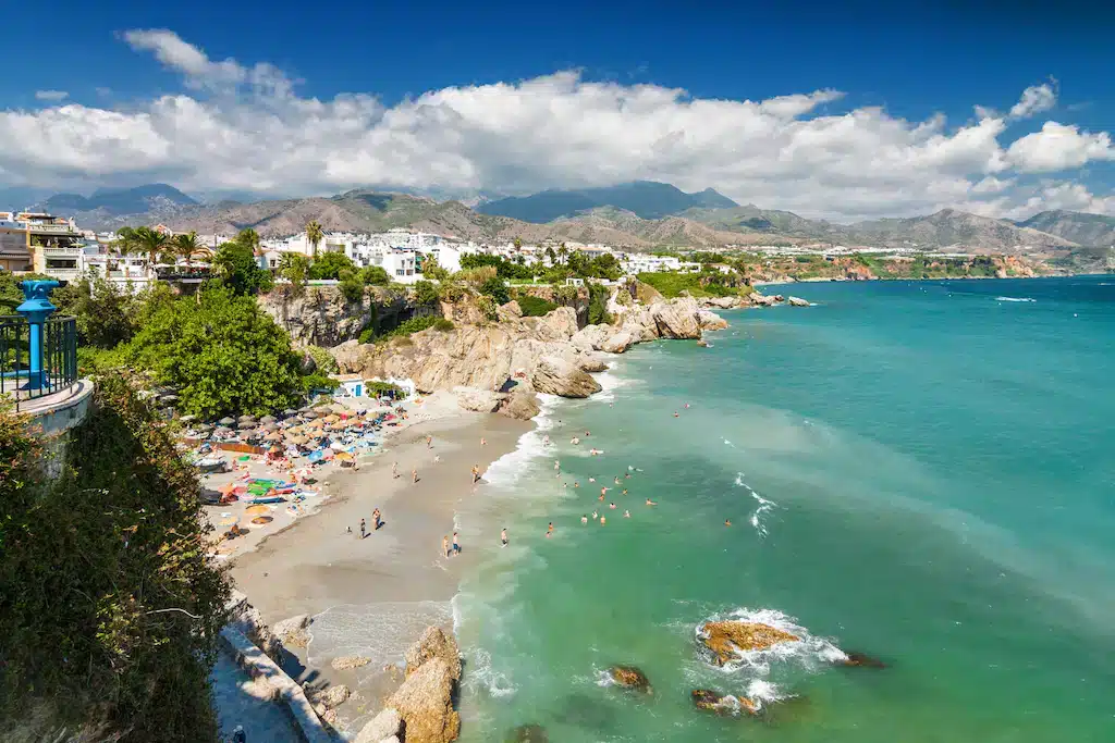Spiaggia di Nerja sulla Costa del Sol spagnola