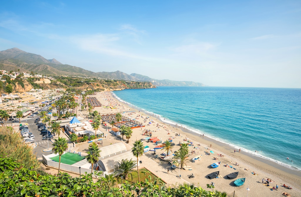 La spiaggia di Nerja sulla Costa del Sol