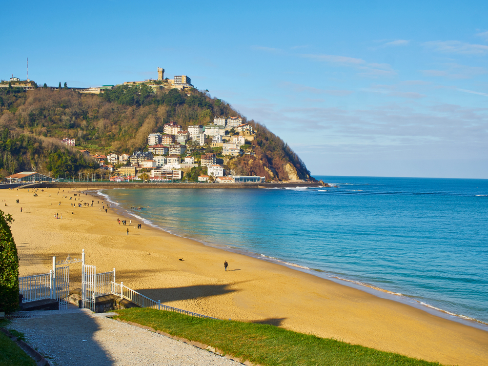 La spiaggia di Ondarreta con il Monte Igueldo sullo sfondo, vista dai giardini del Palazzo di Miramar