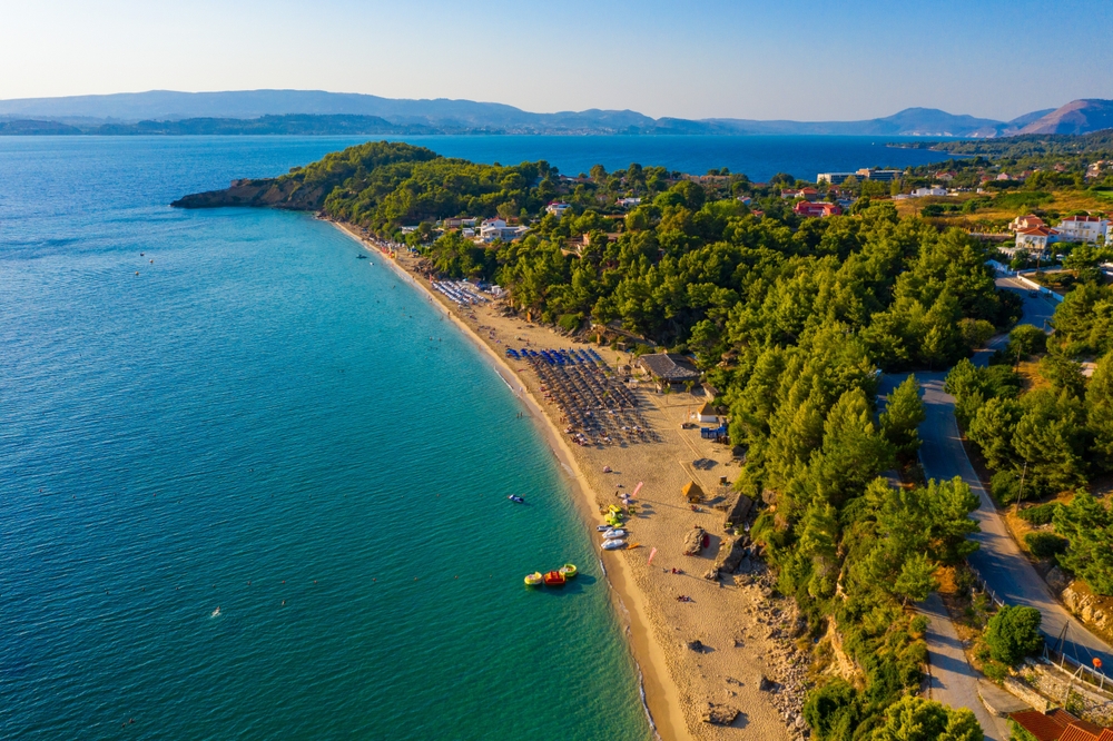 La spiaggia di Platis Gialos a Lassi