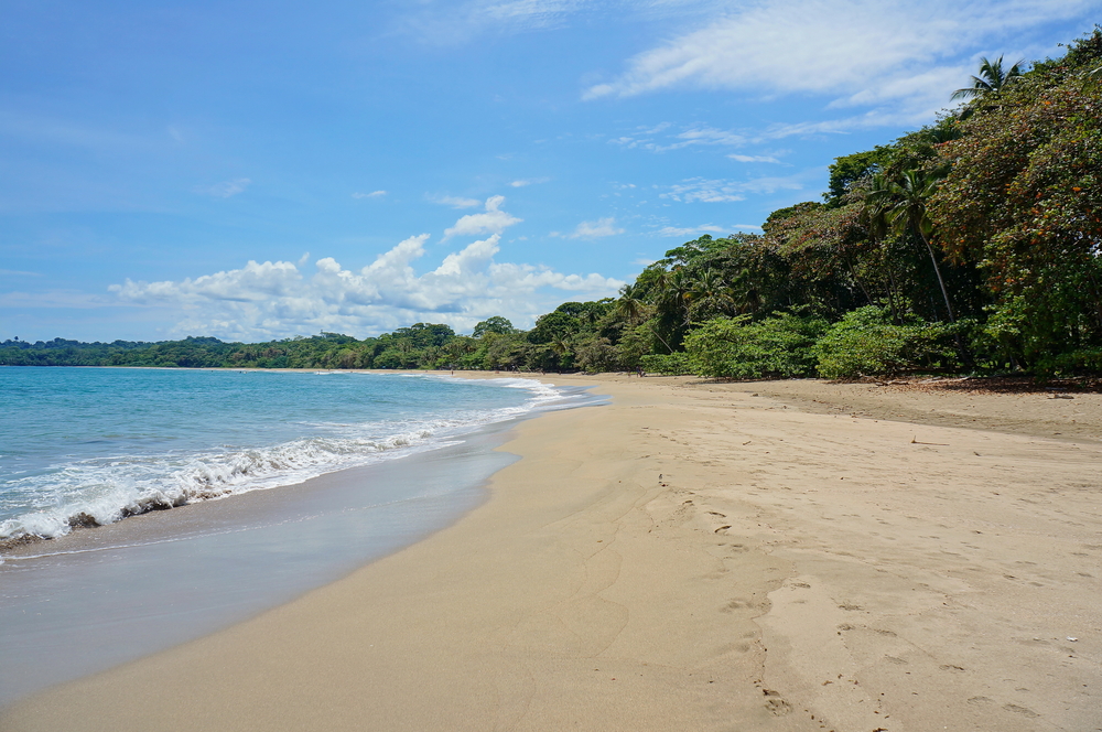 La spiaggia di Playa Cocles vicino a Puerto Viejo, sulla costa caraibica della Costa Rica