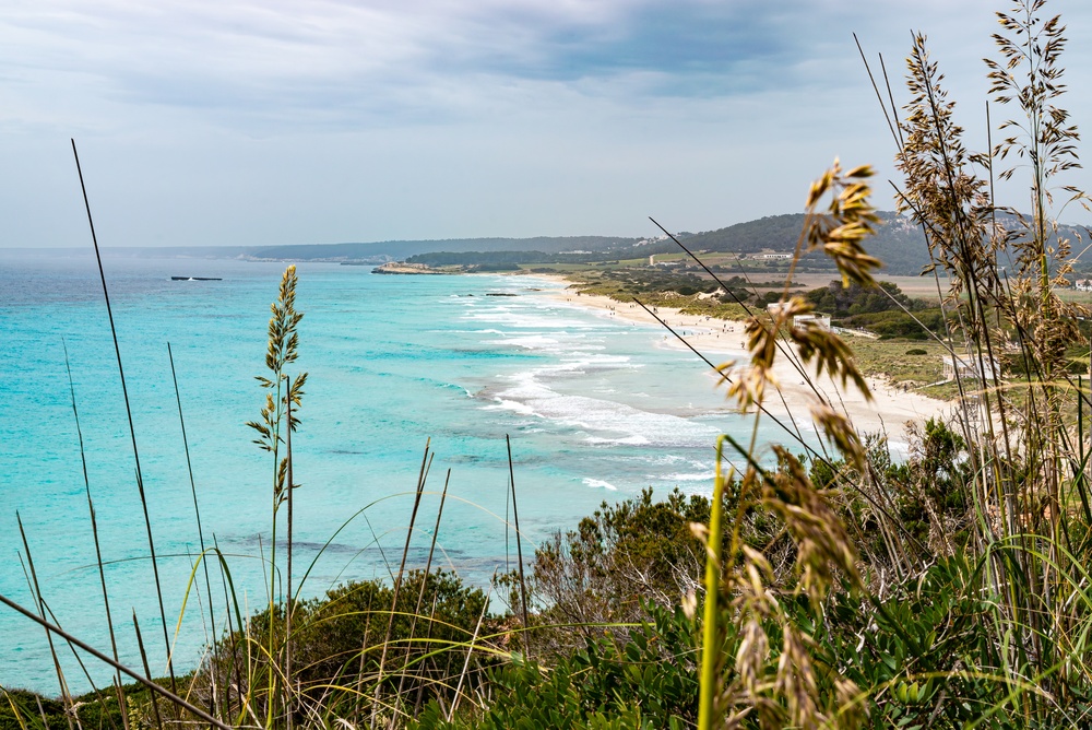 La spiaggia di Son Bou a Minorca con l'acqua turchese