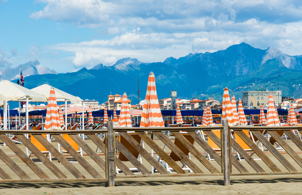 La spiaggia di Viareggio con le Alpi Apuane sullo sfondo