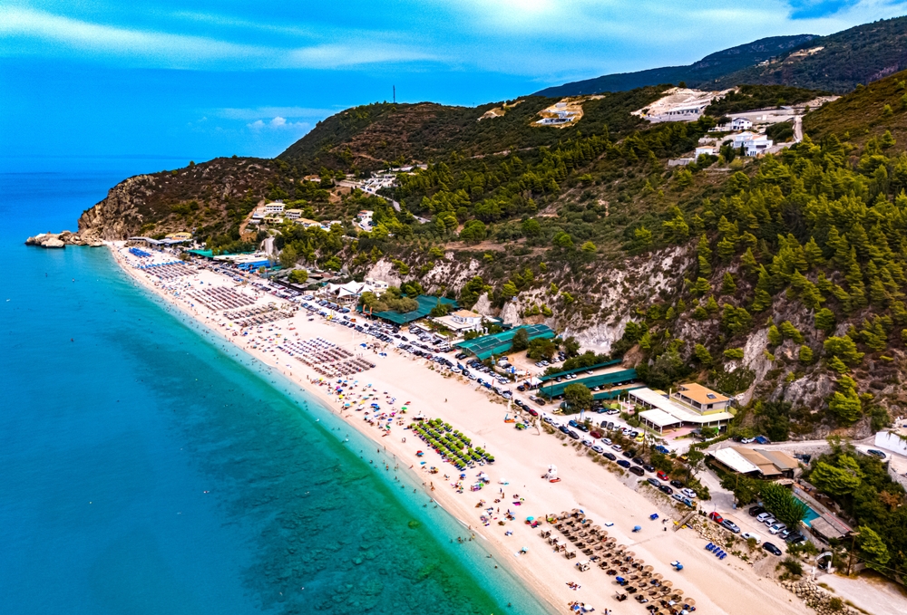 La spiaggia di Kathisma sulla costa occidentale di Lefkada, sul Mar Ionio