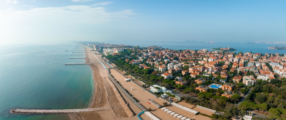 Il Lido di Venezia visto dall'alto con la lunga spiaggia di sabbia sul Mare Adriatico