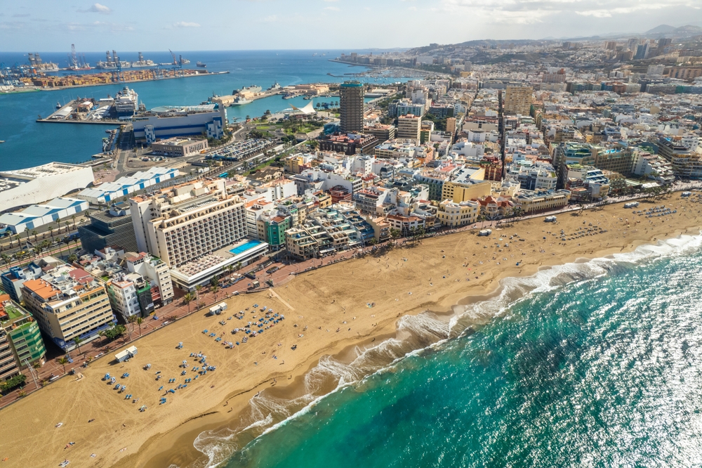 Veduta aerea della spiaggia di Playa de Las Canteras a Las Palmas de Gran Canaria