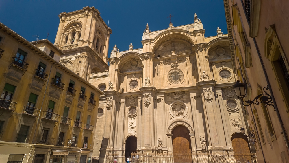 La splendida facciata della Cattedrale di Granada nel centro della città