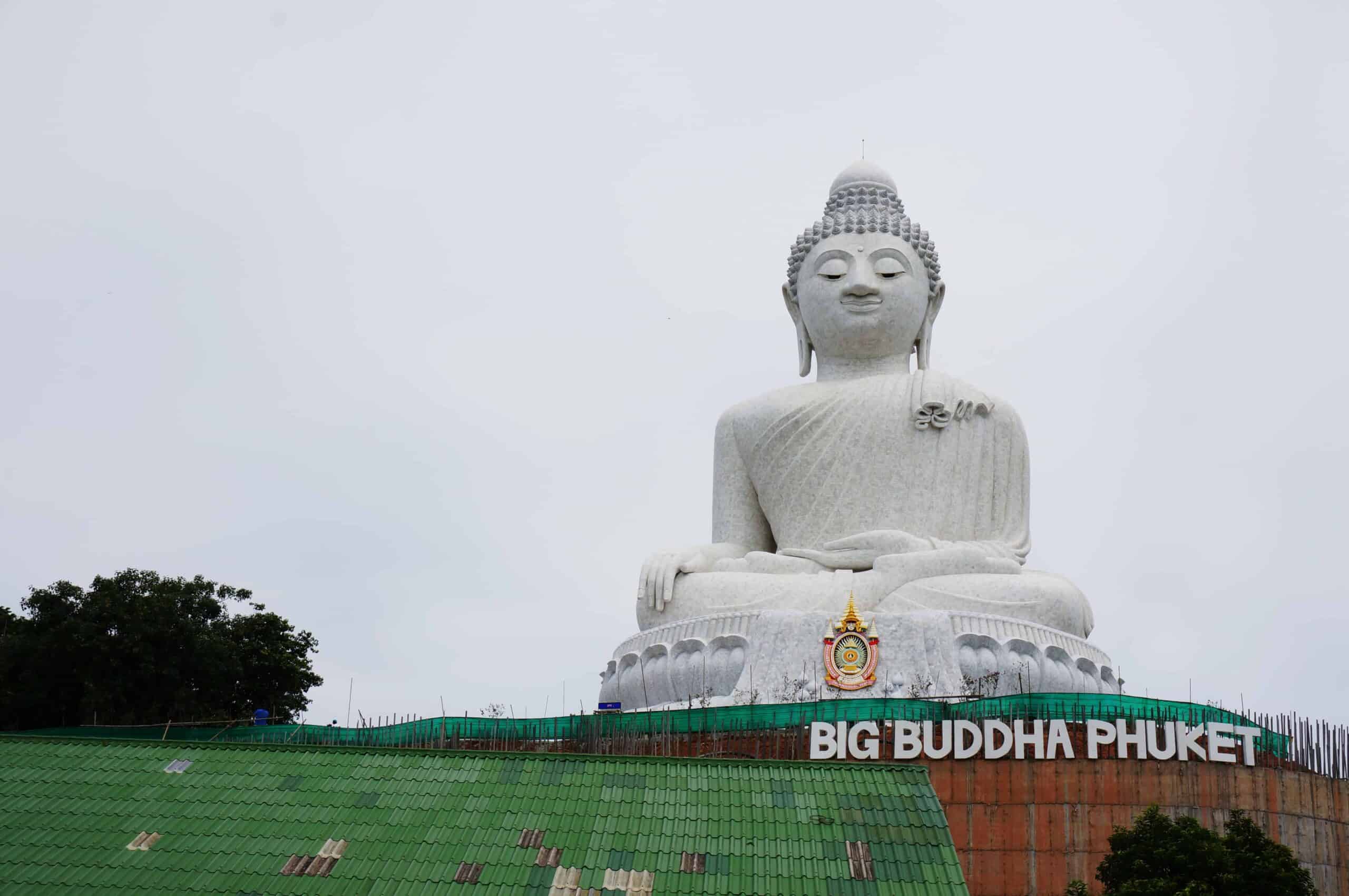 La statua bianca del Big Buddha sulla collina di Nakkerd a Phuket