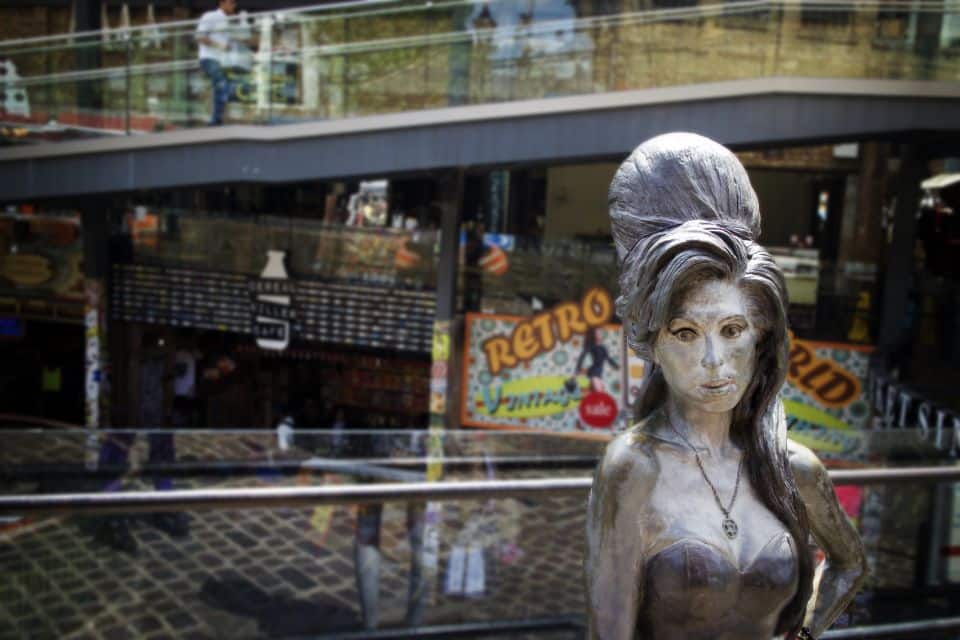 Statua di Amy Winehouse a Camden