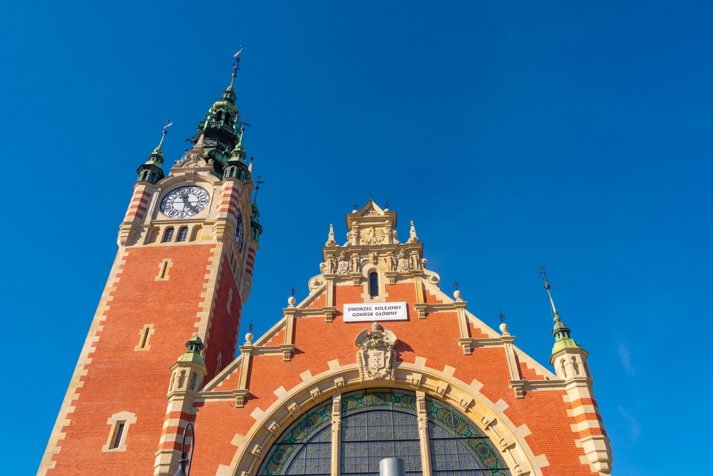 La stazione centrale Gdańsk Główny con la sua torre dell'orologio a Danzica