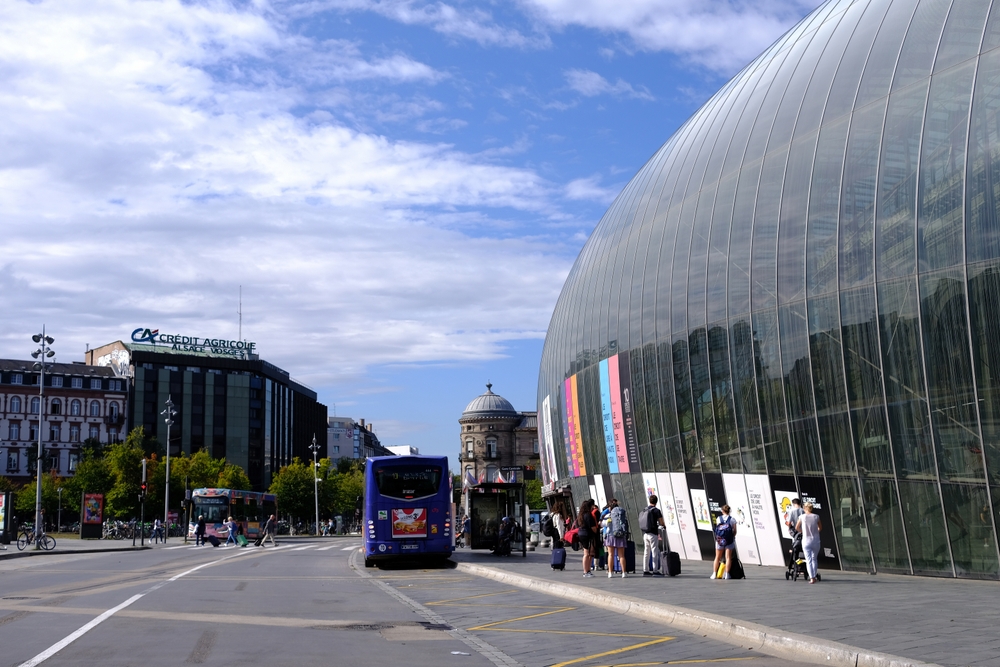 La stazione Gare de Strasbourg sotto un cielo azzurro