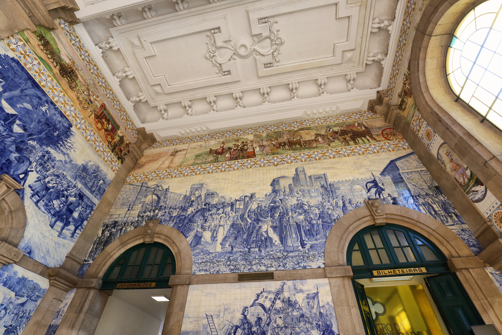 Gli azulejos bianchi e blu sulle pareti dell'atrio della stazione di São Bento a Porto
