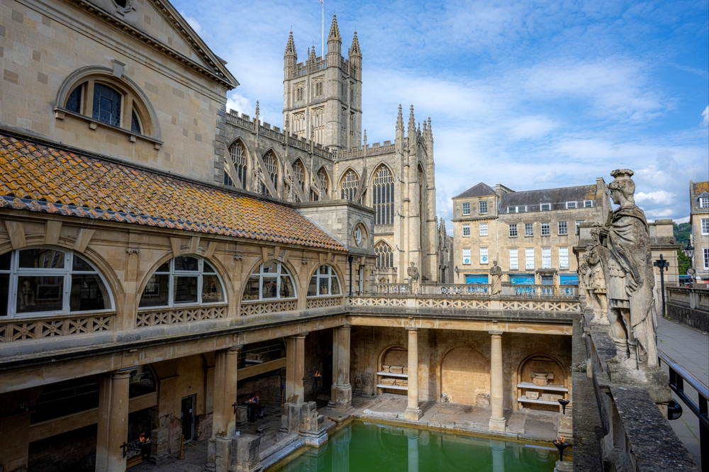 Le storiche Terme Romane nel centro di Bath con l'Abbazia di Bath sullo sfondo