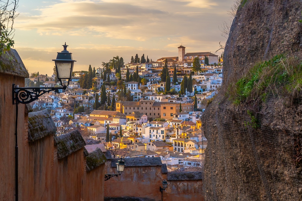 Lo storico quartiere dell'Albaicín visto dall'alto con vista su Granada