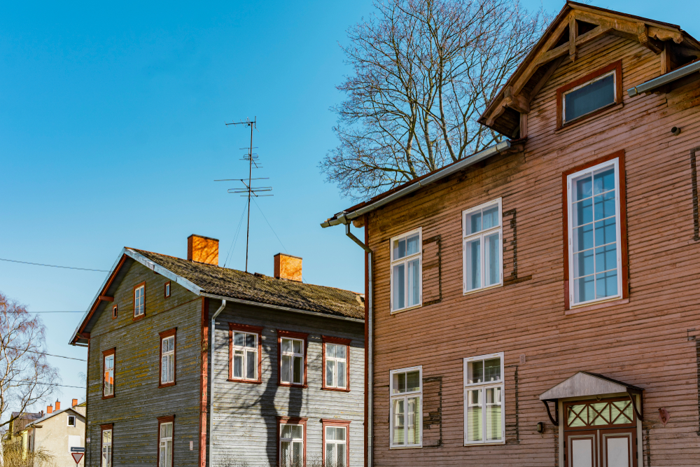 Strada con le tradizionali case colorate a Kalamaja, Tallinn