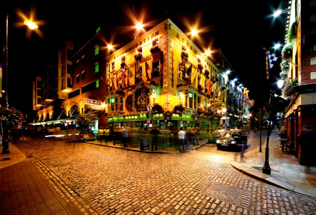 Una strada con pub a Temple Bar, Dublino