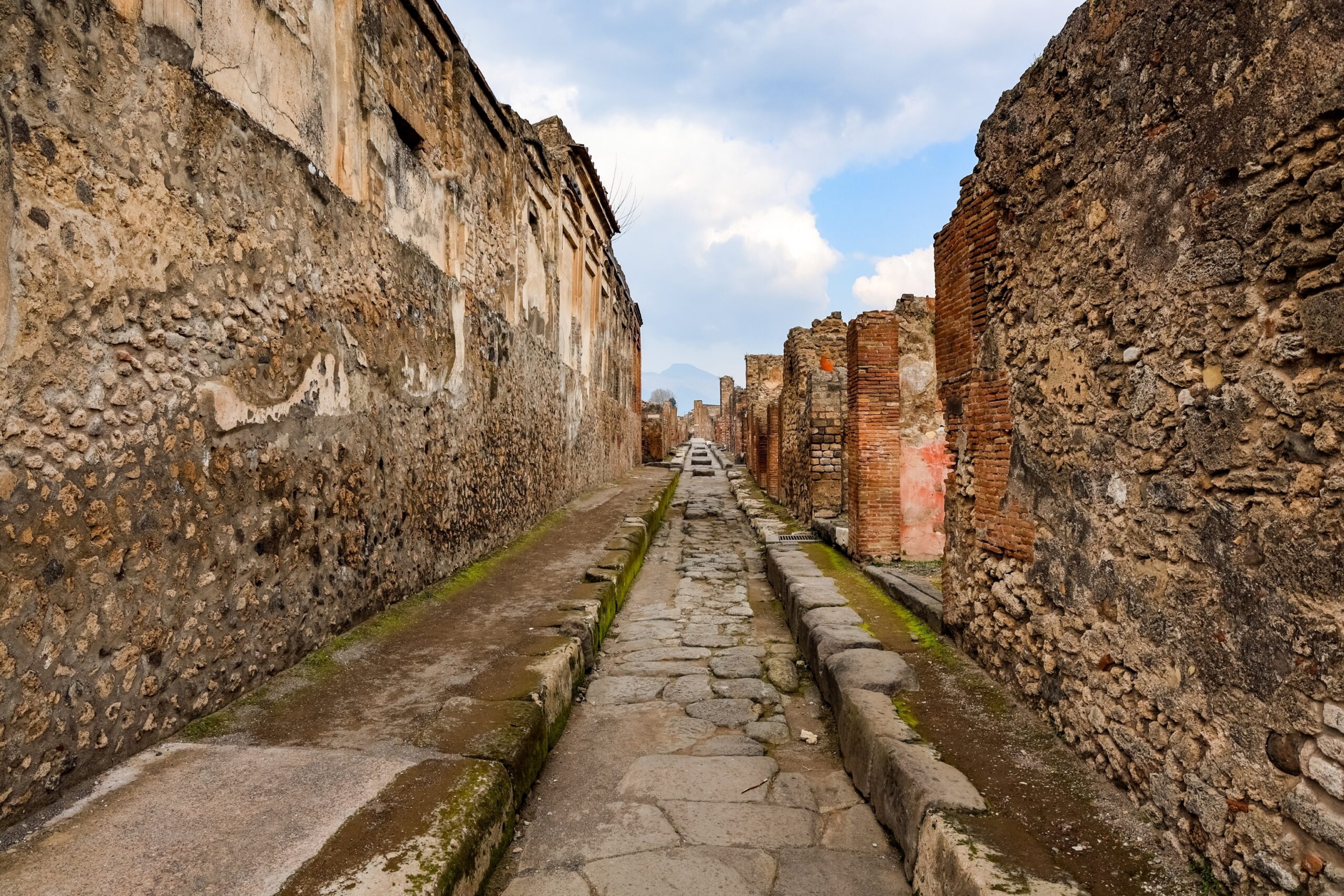 Una strada romana a Pompei con il Vesuvio sullo sfondo