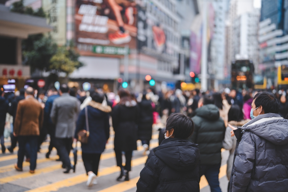 Strade affollate nel quartiere dello shopping di Causeway Bay a Hong Kong