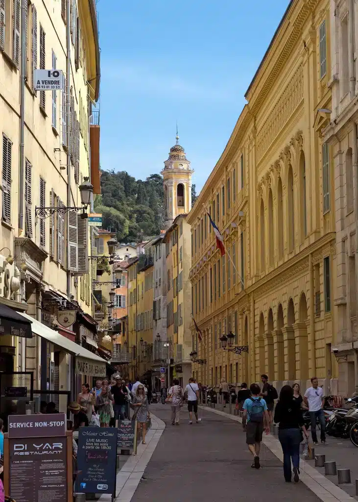 Stradina caratteristica nella città vecchia di Nizza