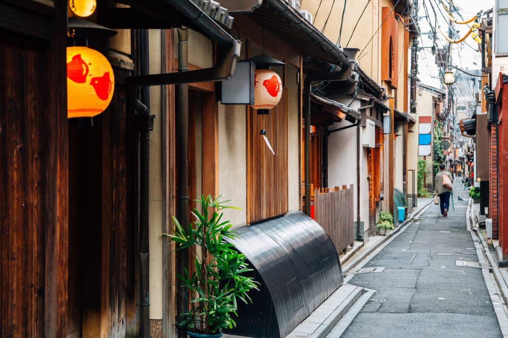 Lo stretto vicolo di ristoranti di Pontocho vicino a Kawaramachi, a Kyoto
