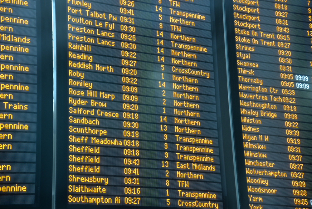 Il tabellone delle partenze della stazione di Manchester Piccadilly