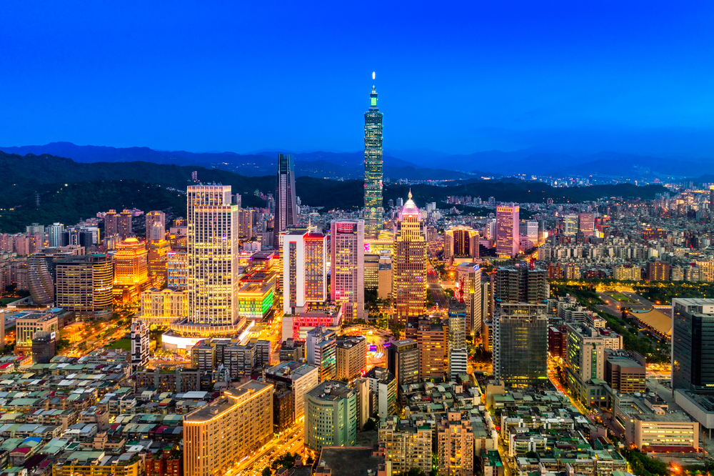 Il Taipei 101 e una strada trafficata nel quartiere degli affari di Xinyi a Taipei