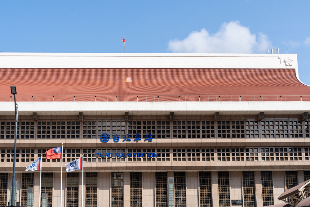 Taipei Main Station sotto un cielo azzurro