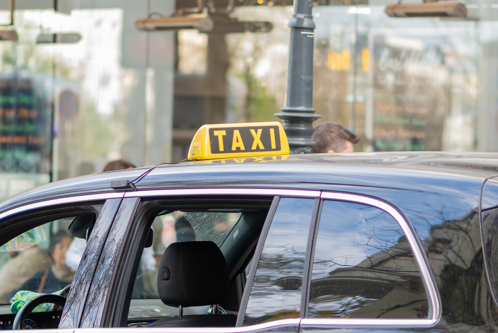 Taxi con insegna gialla in una strada di Vienna