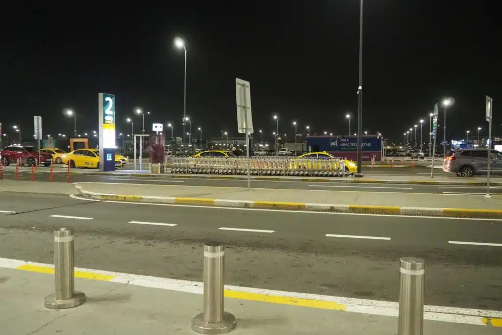 Taxi fuori dal terminal dell'aeroporto di Istanbul