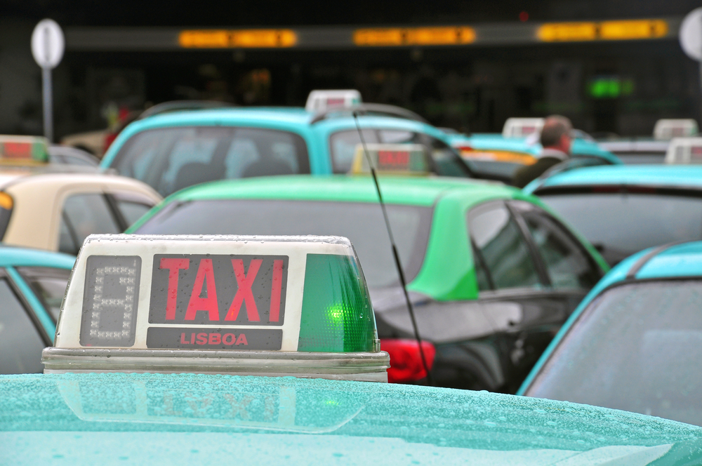 Taxi in fila all'aeroporto di Lisbona