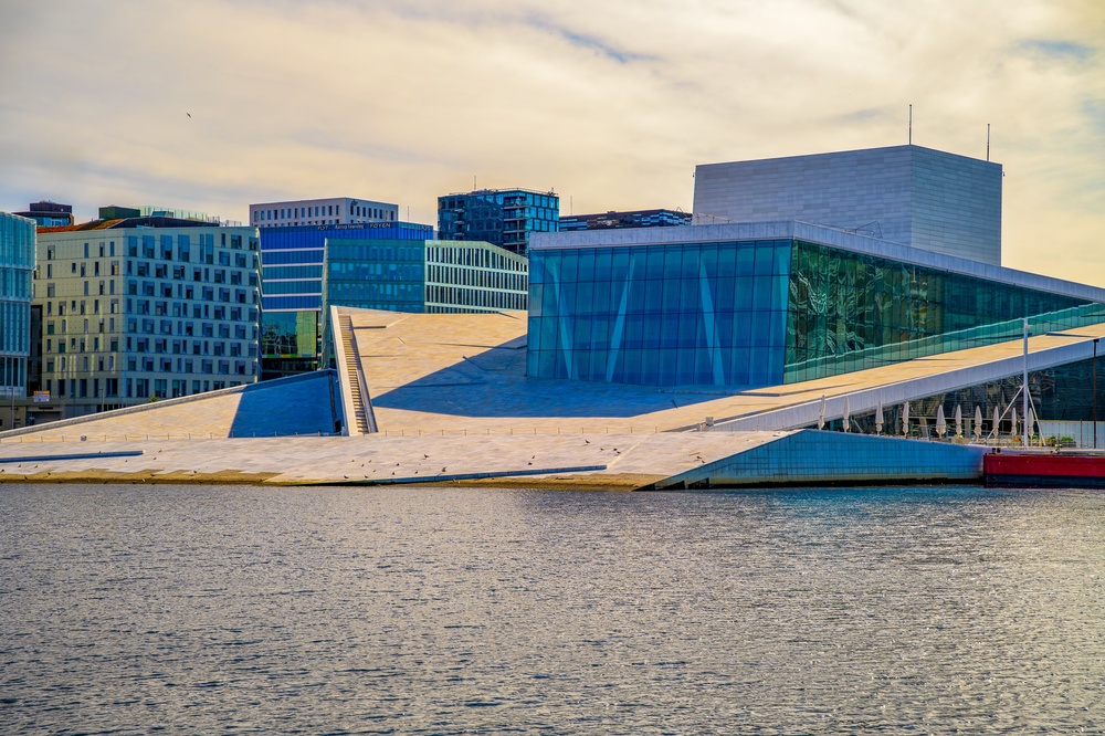 Il Teatro dell'Opera di Oslo con il suo tetto inclinato in marmo
