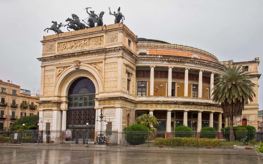 Il Teatro Politeama in Piazza Ruggero Settimo a Palermo