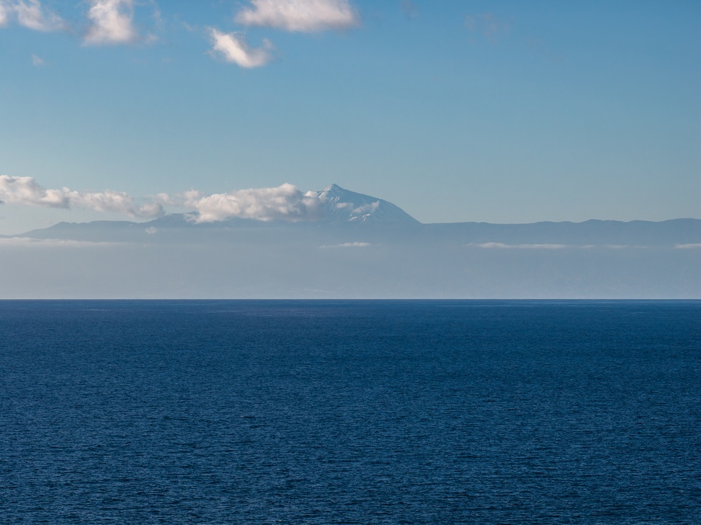 Il vulcano Teide di Tenerife visto sull'Atlantico da Gran Canaria