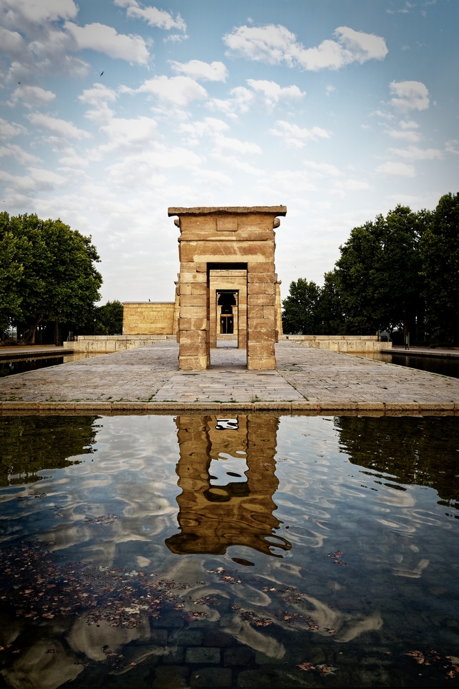 Il Tempio di Debod a Madrid riflesso nella sua vasca