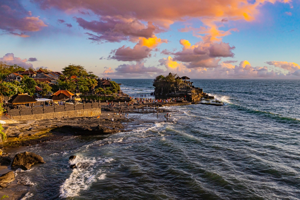 Il tempio di Tanah Lot a Bali al tramonto