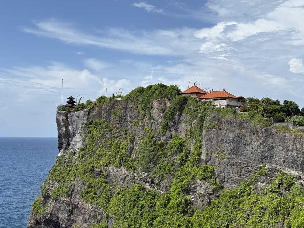 Il tempio di Uluwatu su una scogliera sopra l'Oceano Indiano