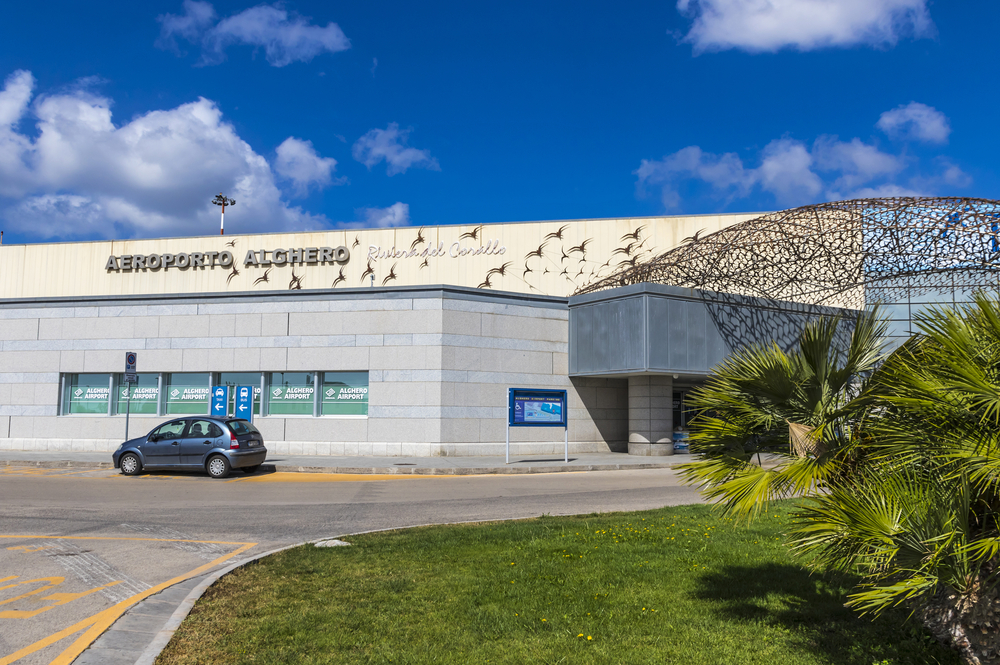 La facciata del terminal passeggeri dell'aeroporto di Alghero Fertilia in Sardegna
