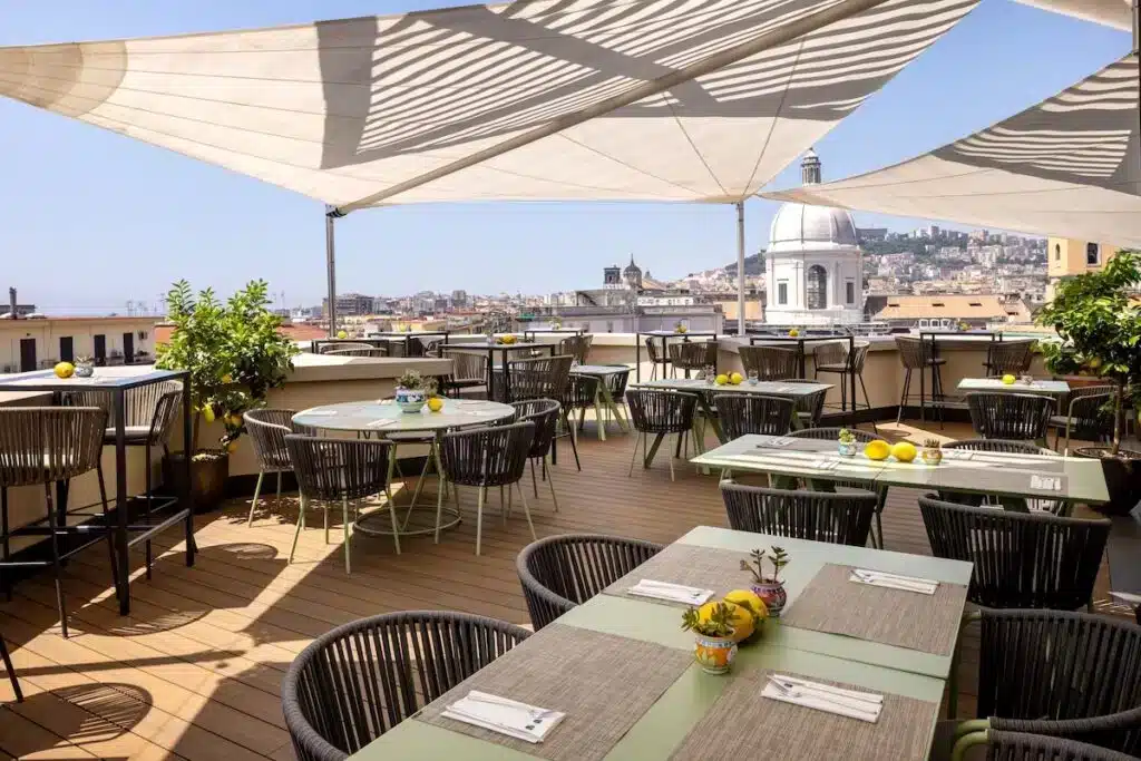 La terrazza panoramica di UNAHOTELS Napoli
