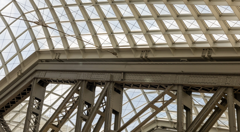 Il tetto in vetro della Moynihan Train Hall a Penn Station, New York