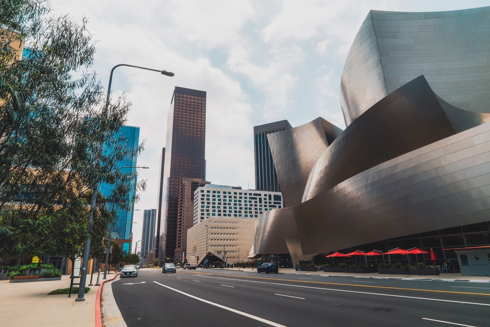 The Broad e la Walt Disney Concert Hall su Grand Avenue a Downtown Los Angeles