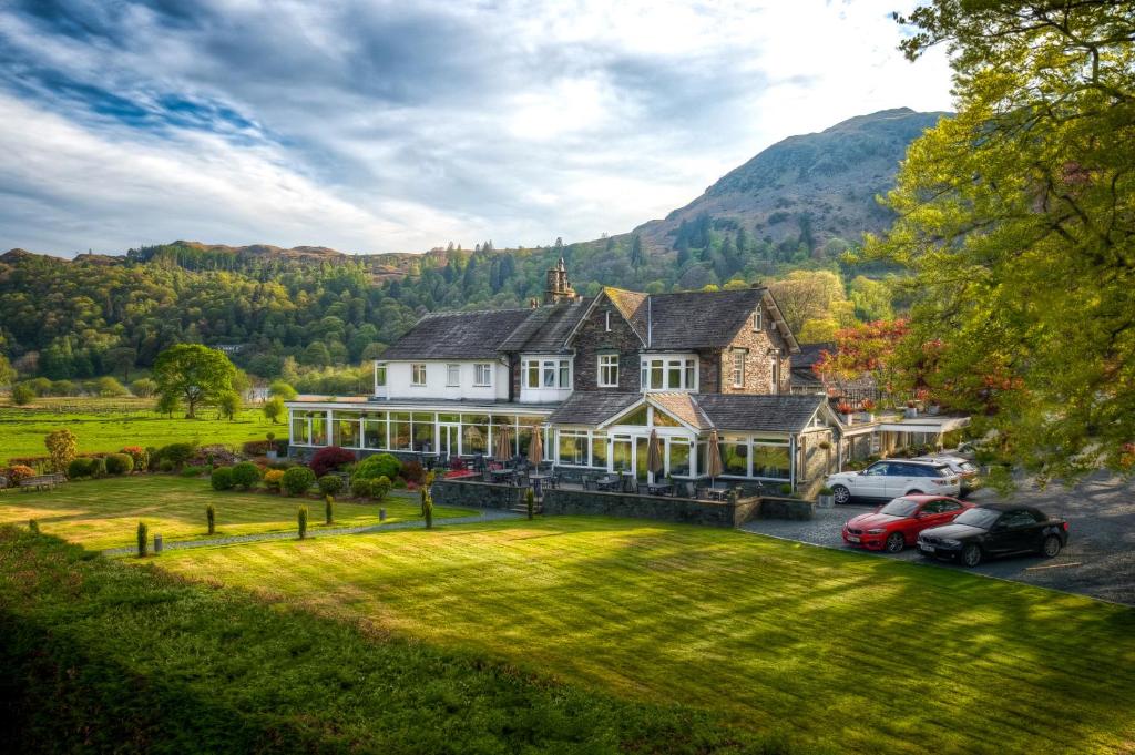 The Grand at Grasmere con prato e alberi ai piedi delle colline circostanti