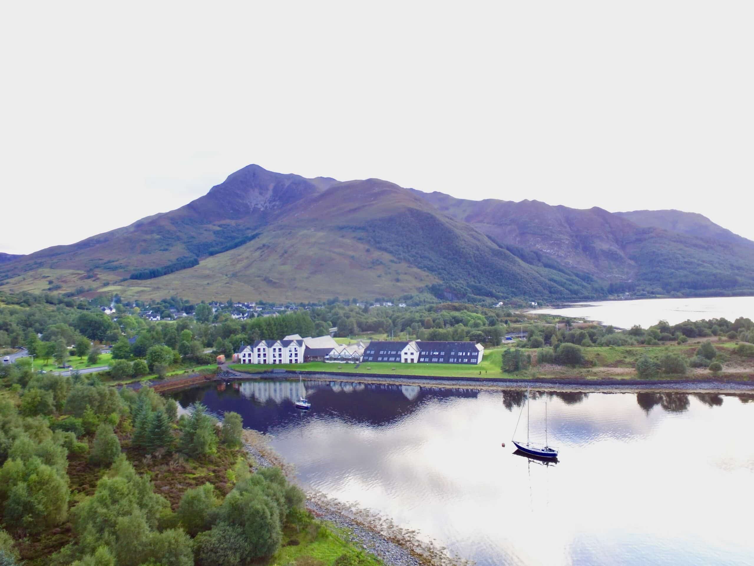 The Isles of Glencoe Hotel sulle acque calme con le montagne alle spalle