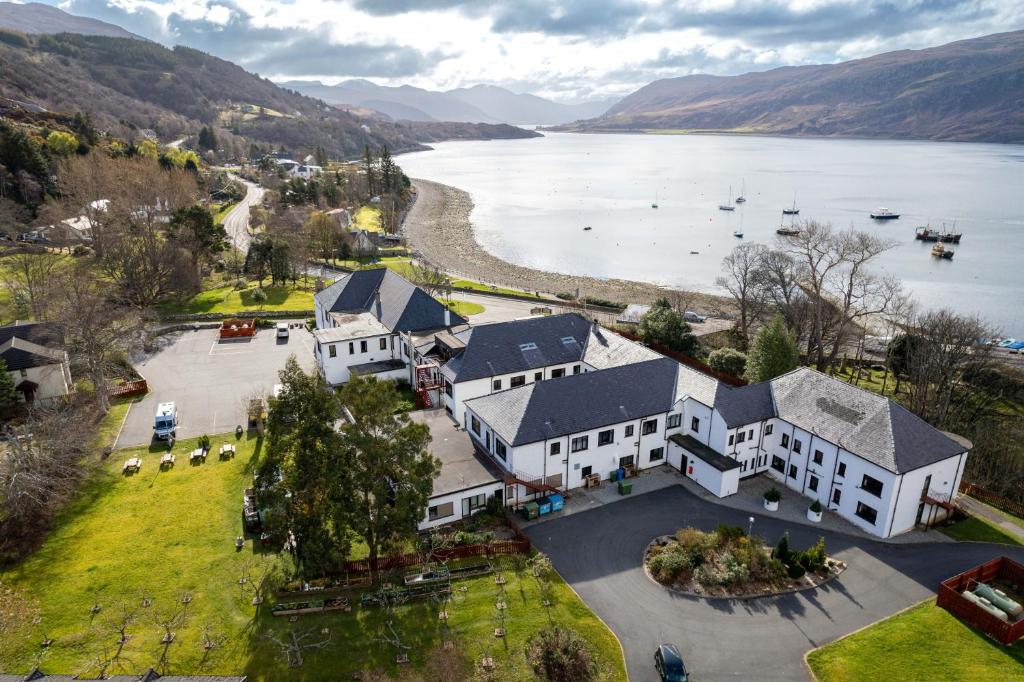 The Royal Hotel con giardino e parcheggio sul Loch Broom a Ullapool