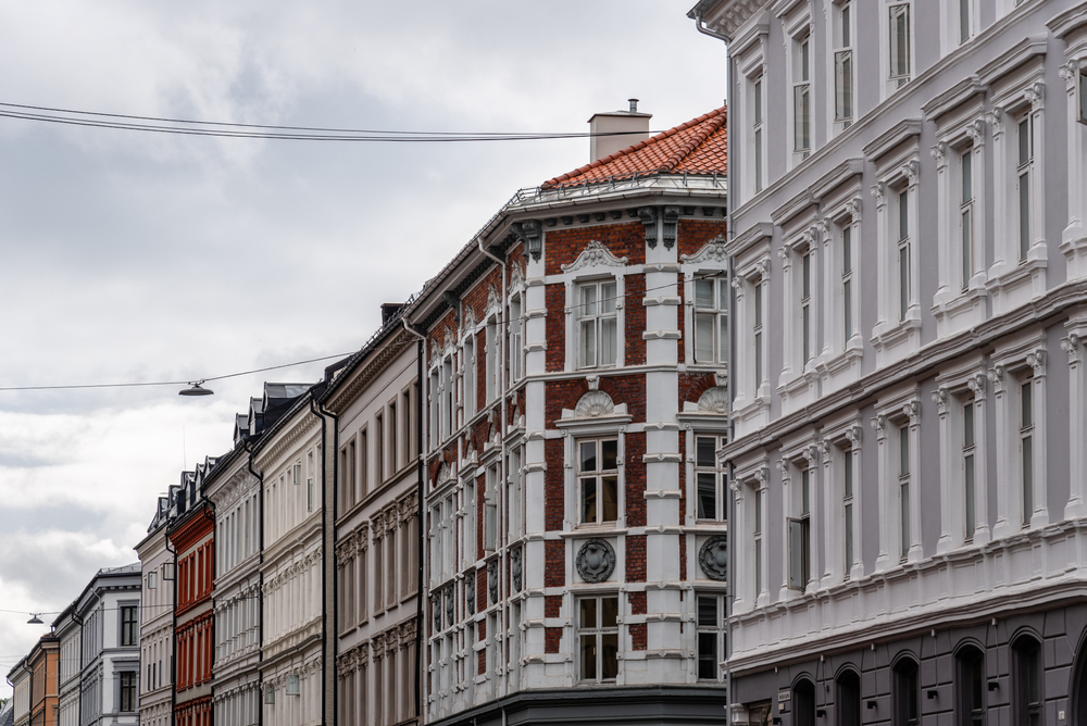Tipici palazzi residenziali in una via di Grünerløkka a Oslo